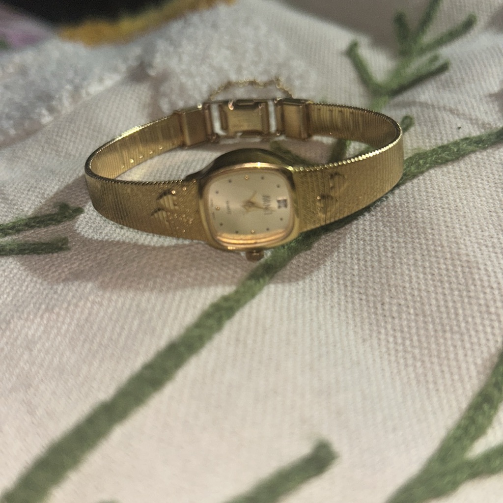 Avanti Vintage Ladies Watch Gold Tone Stainless 28$